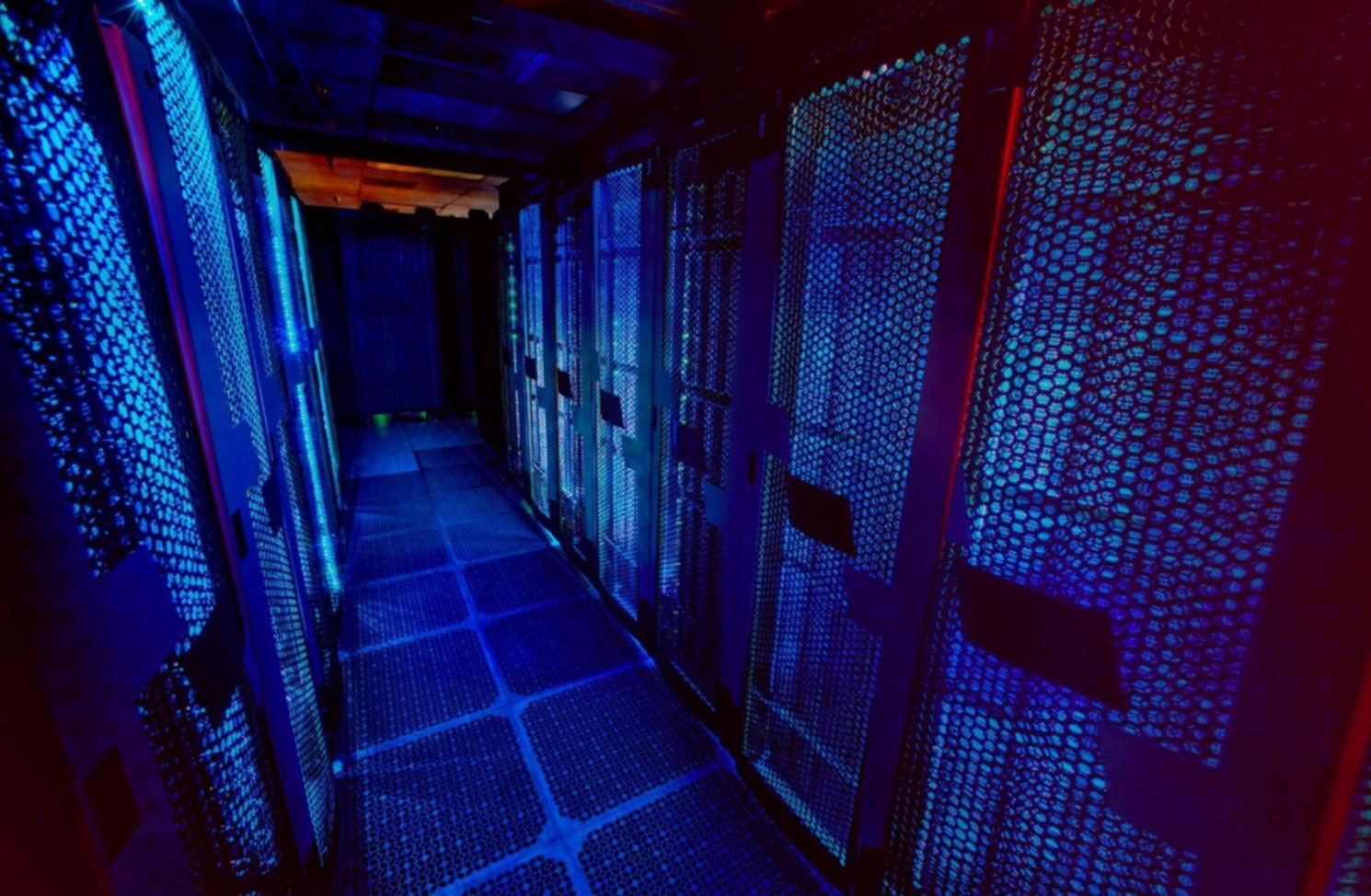 Современное офисное пространство CoreAtomShift с рабочими станциями и серверным оборудованием